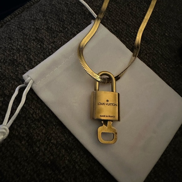 Louis Vuitton gold lock and key ( number 310), paired with a 14k gold necklace. - Picture 4 of 6